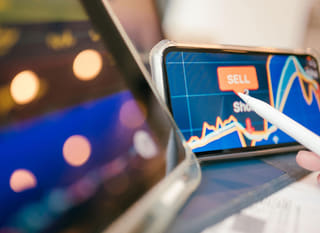 Meerdere markten worden geanalyseerd door een handelaar, met focus op Bitcoin, Ethereum en forex-opties